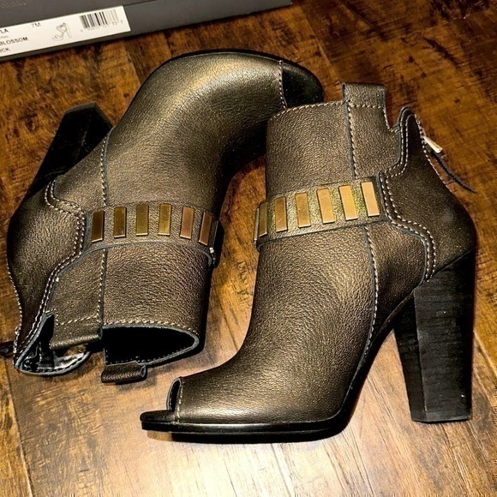Like New Guess bronze leather open toe booties stacked heel gold detail size 7